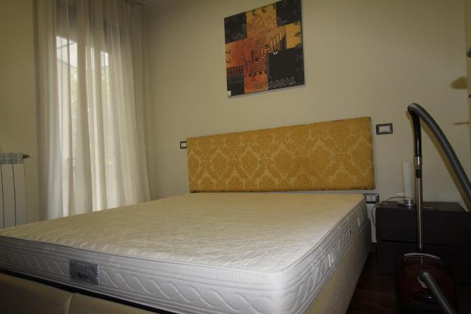 Rent for single. 2 CAMERE. etaj 1. Unirii- str Principatele Unite 38-40. Bucharest central area- bus to the airport