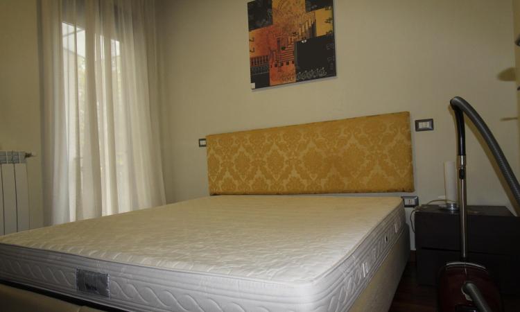 Rent for single. 2 CAMERE. etaj 1. Unirii- str Principatele Unite 38-40. Bucharest central area- bus to the airport