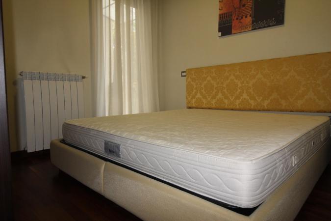 Rent for single. 2 CAMERE. etaj 1. Unirii- str Principatele Unite 38-40. Bucharest central area- bus to the airport