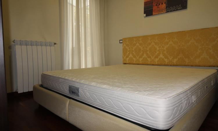 Rent for single. 2 CAMERE. etaj 1. Unirii- str Principatele Unite 38-40. Bucharest central area- bus to the airport