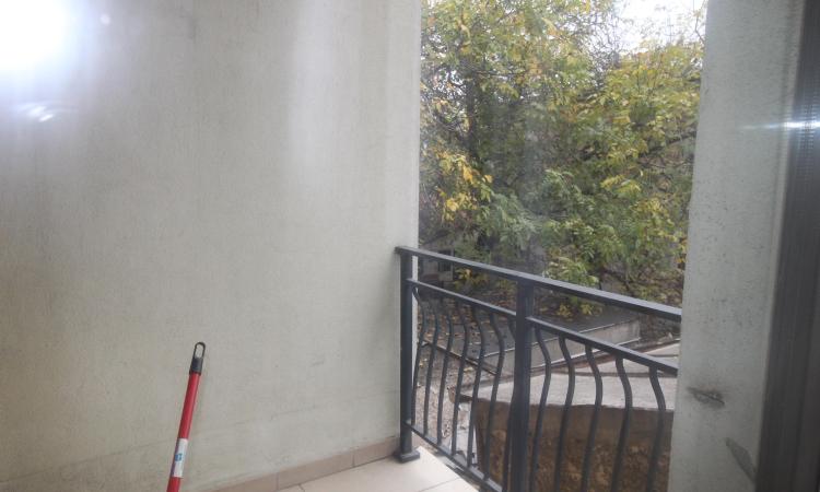 Rent for single. 2 CAMERE. etaj 1. Unirii- str Principatele Unite 38-40. Bucharest central area- bus to the airport