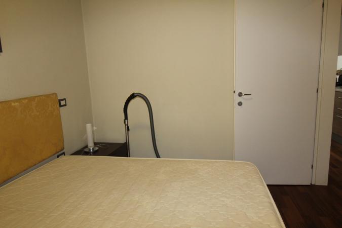 Rent for single. 2 CAMERE. etaj 1. Unirii- str Principatele Unite 38-40. Bucharest central area- bus to the airport