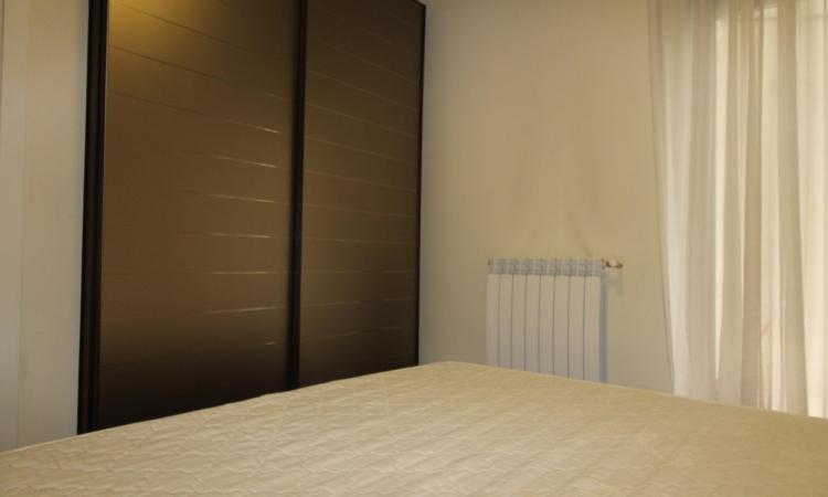 Rent for single. 2 CAMERE. etaj 1. Unirii- str Principatele Unite 38-40. Bucharest central area- bus to the airport