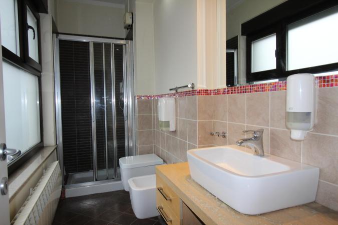 Rent for single. 2 CAMERE. etaj 1. Unirii- str Principatele Unite 38-40. Bucharest central area- bus to the airport