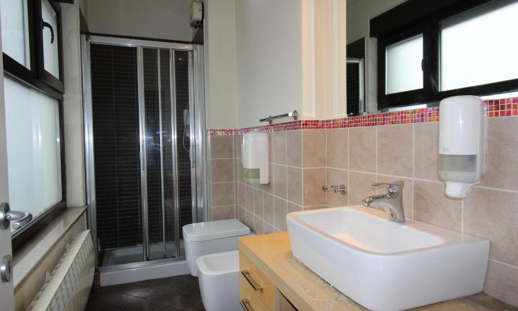 Rent for single. 2 CAMERE. etaj 1. Unirii- str Principatele Unite 38-40. Bucharest central area- bus to the airport