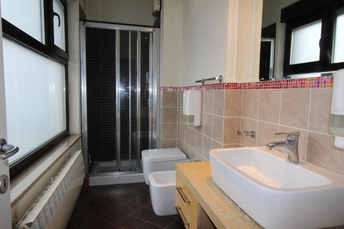 Rent for single. 2 CAMERE. etaj 1. Unirii- str Principatele Unite 38-40. Bucharest central area- bus to the airport
