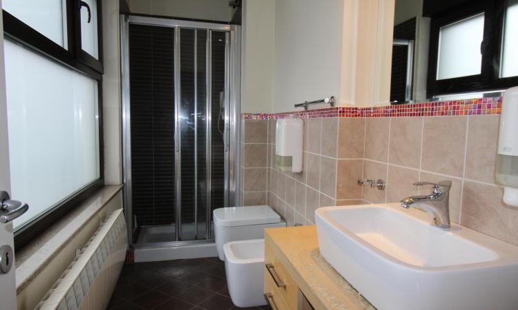Rent for single. 2 CAMERE. etaj 1. Unirii- str Principatele Unite 38-40. Bucharest central area- bus to the airport