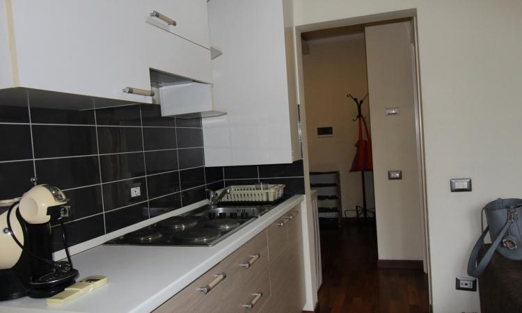 Rent for single. 2 CAMERE. etaj 1. Unirii- str Principatele Unite 38-40. Bucharest central area- bus to the airport