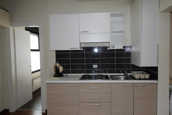 Rent for single. 2 CAMERE. etaj 1. Unirii- str Principatele Unite 38-40. Bucharest central area- bus to the airport