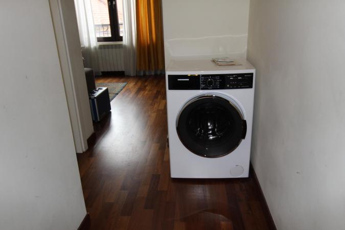 Rent for single. 2 CAMERE. etaj 1. Unirii- str Principatele Unite 38-40. Bucharest central area- bus to the airport