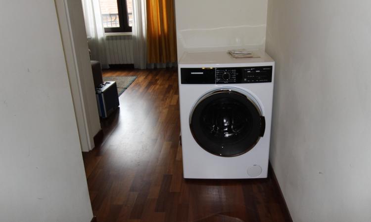 Rent for single. 2 CAMERE. etaj 1. Unirii- str Principatele Unite 38-40. Bucharest central area- bus to the airport