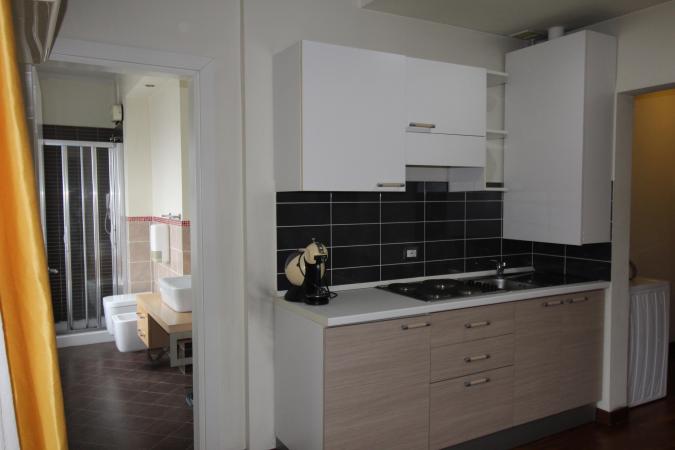 Rent for single. 2 CAMERE. etaj 1. Unirii- str Principatele Unite 38-40. Bucharest central area- bus to the airport
