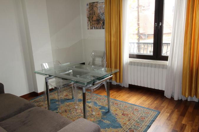Rent for single. 2 CAMERE. etaj 1. Unirii- str Principatele Unite 38-40. Bucharest central area- bus to the airport