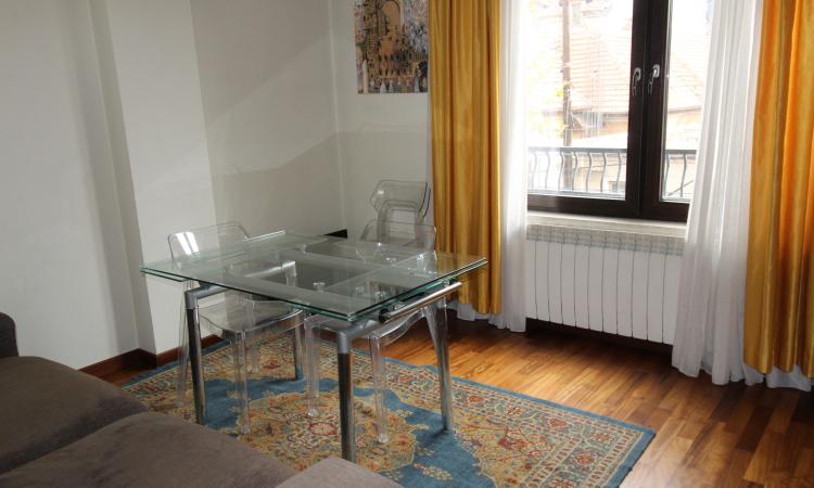 Rent for single. 2 CAMERE. etaj 1. Unirii- str Principatele Unite 38-40. Bucharest central area- bus to the airport