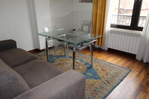 Rent for single. 2 CAMERE. etaj 1. Unirii- str Principatele Unite 38-40. Bucharest central area- bus to the airport