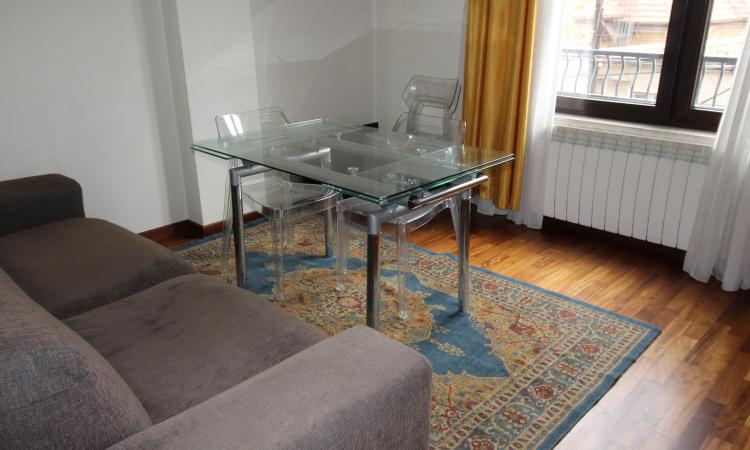 Rent for single. 2 CAMERE. etaj 1. Unirii- str Principatele Unite 38-40. Bucharest central area- bus to the airport