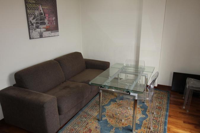 Rent for single. 2 CAMERE. etaj 1. Unirii- str Principatele Unite 38-40. Bucharest central area- bus to the airport