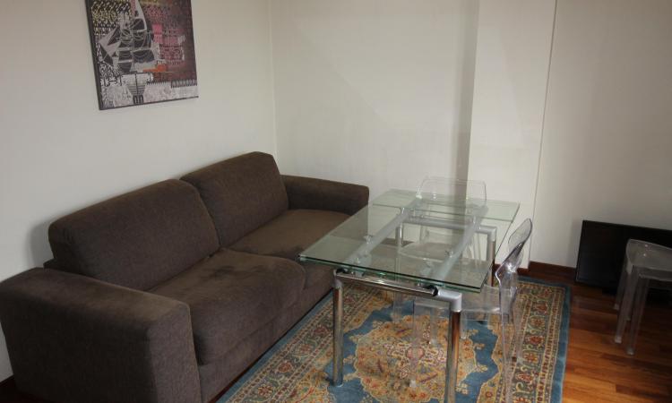 Rent for single. 2 CAMERE. etaj 1. Unirii- str Principatele Unite 38-40. Bucharest central area- bus to the airport