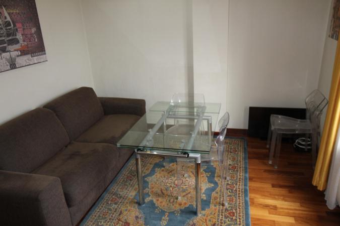 Rent for single. 2 CAMERE. etaj 1. Unirii- str Principatele Unite 38-40. Bucharest central area- bus to the airport