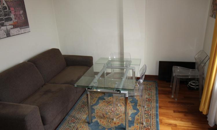 Rent for single. 2 CAMERE. etaj 1. Unirii- str Principatele Unite 38-40. Bucharest central area- bus to the airport