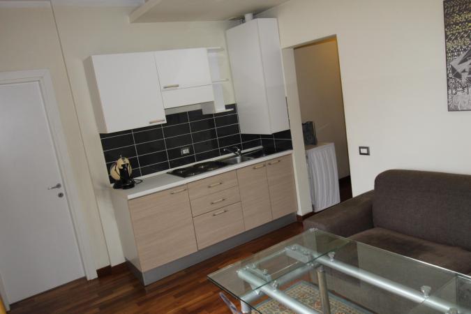 Rent for single. 2 CAMERE. etaj 1. Unirii- str Principatele Unite 38-40. Bucharest central area- bus to the airport