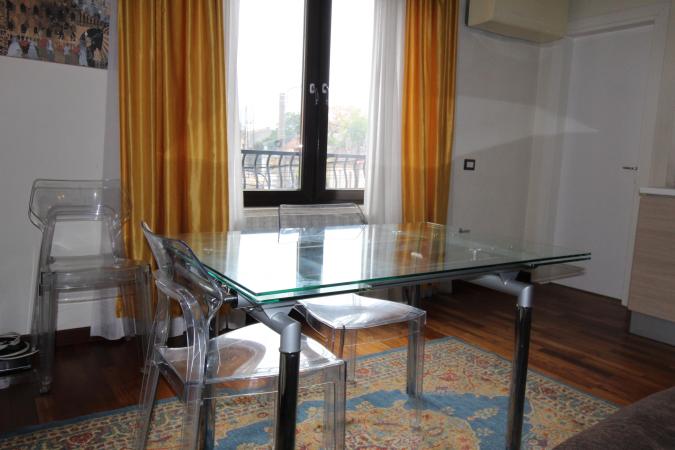 Rent for single. 2 CAMERE. etaj 1. Unirii- str Principatele Unite 38-40. Bucharest central area- bus to the airport