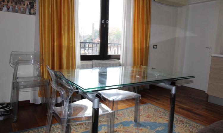 Rent for single. 2 CAMERE. etaj 1. Unirii- str Principatele Unite 38-40. Bucharest central area- bus to the airport