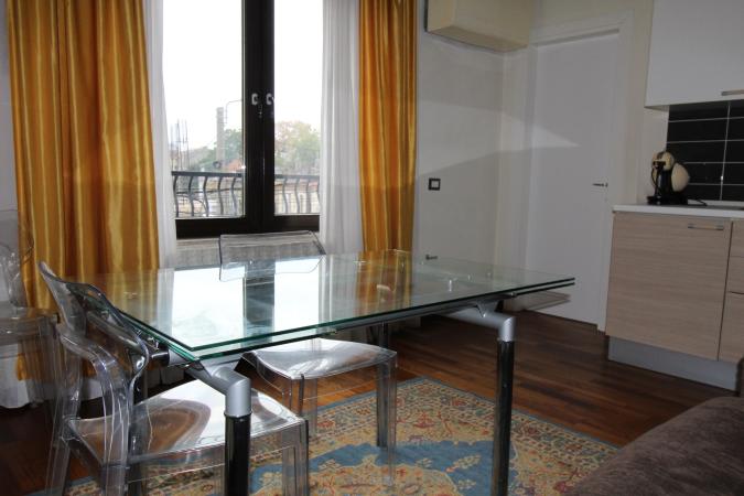 Rent for single. 2 CAMERE. etaj 1. Unirii- str Principatele Unite 38-40. Bucharest central area- bus to the airport