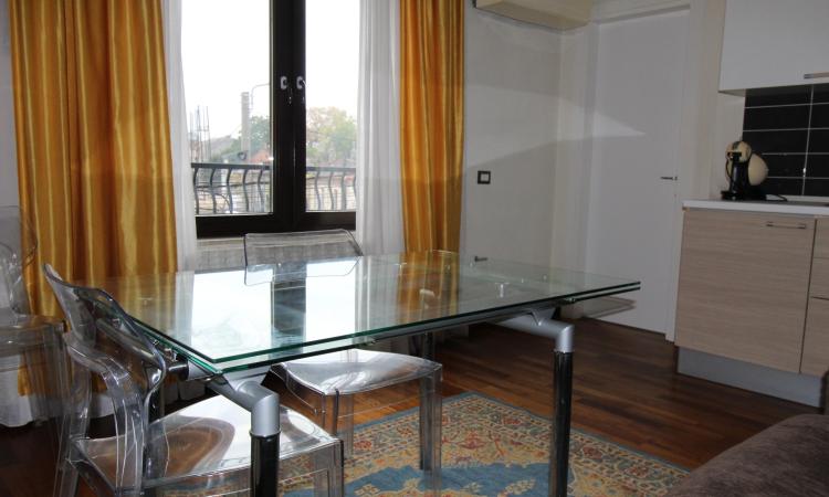Rent for single. 2 CAMERE. etaj 1. Unirii- str Principatele Unite 38-40. Bucharest central area- bus to the airport