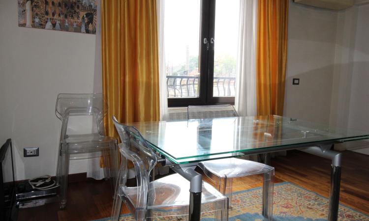 Rent for single. 2 CAMERE. etaj 1. Unirii- str Principatele Unite 38-40. Bucharest central area- bus to the airport