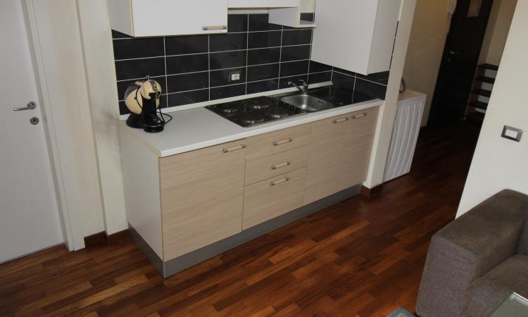 Rent for single. 2 CAMERE. etaj 1. Unirii- str Principatele Unite 38-40. Bucharest central area- bus to the airport