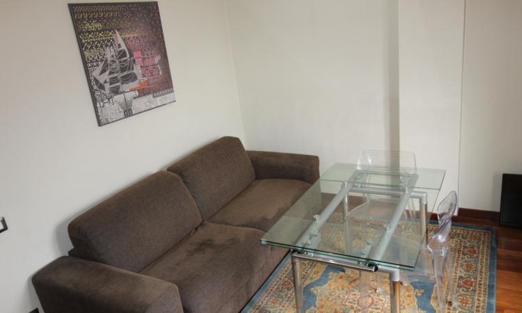 Rent for single. 2 CAMERE. etaj 1. Unirii- str Principatele Unite 38-40. Bucharest central area- bus to the airport