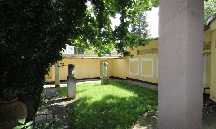 Parter. Curte in proprietate. Zona Capitale