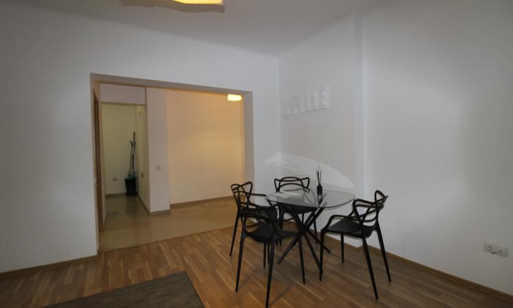 Apartament in vila. Zona Capitale, etaj 2/2
