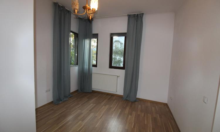 Apartament in vila. Zona Capitale, etaj 2/2