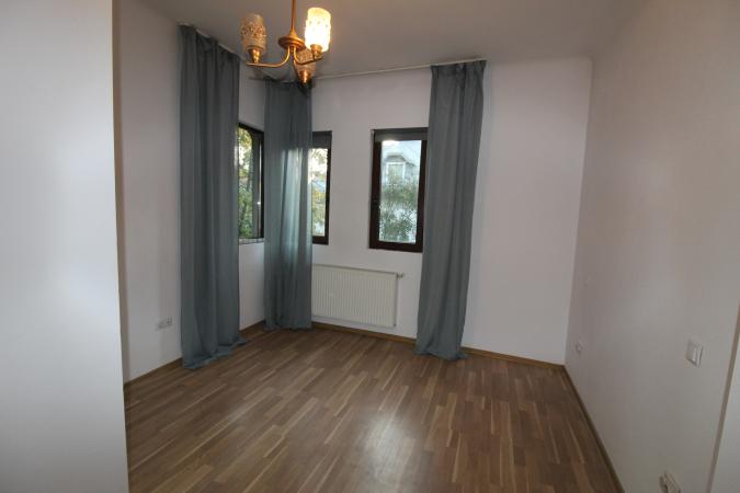 Apartament in vila. Zona Capitale, etaj 2/2