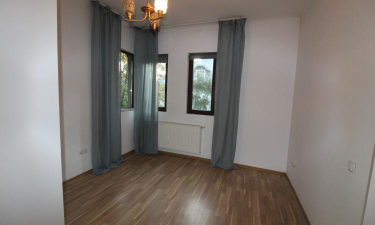 Apartament in vila. Zona Capitale, etaj 2/2