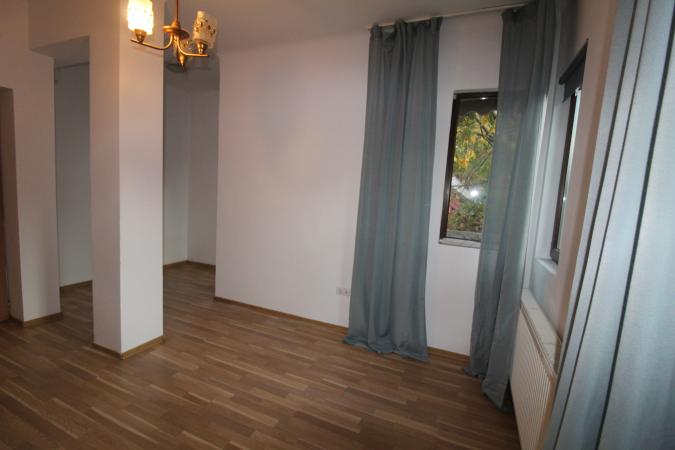 Apartament in vila. Zona Capitale, etaj 2/2