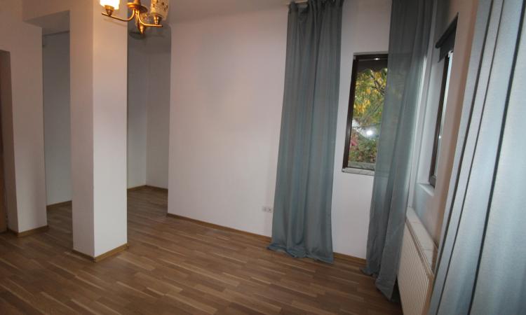 Apartament in vila. Zona Capitale, etaj 2/2