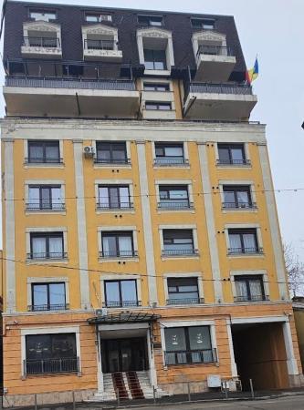 Terasa mare cu vedere catre Gradina Mitropoliei. Unirii 2 camere de vanzare