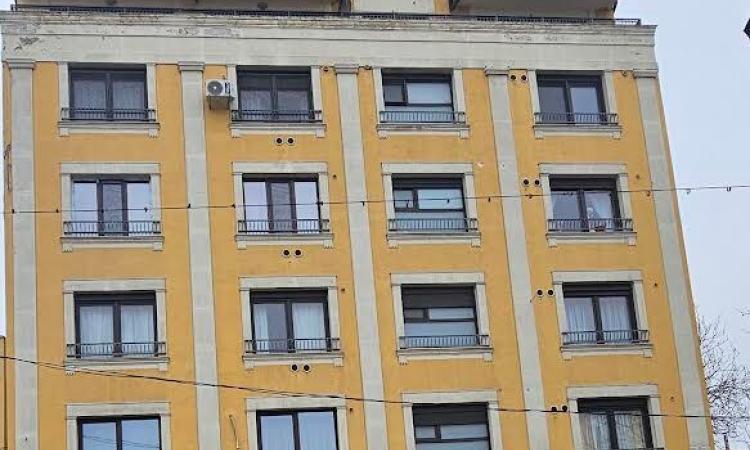 Terasa mare cu vedere catre Gradina Mitropoliei. Unirii 2 camere de vanzare