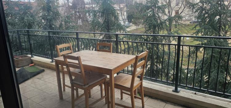 Terasa mare cu vedere catre Gradina Mitropoliei. Unirii 2 camere de vanzare