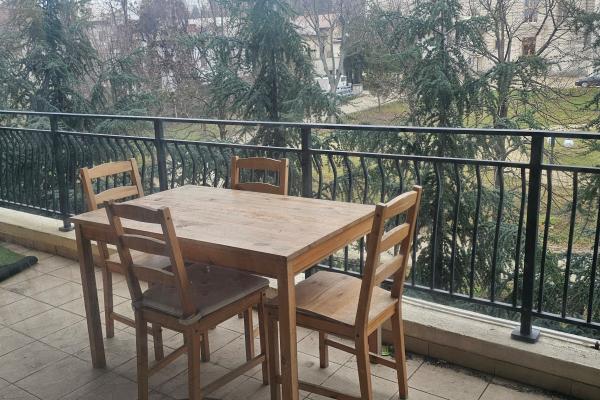 Terasa mare cu vedere catre Gradina Mitropoliei. Unirii 2 camere de vanzare