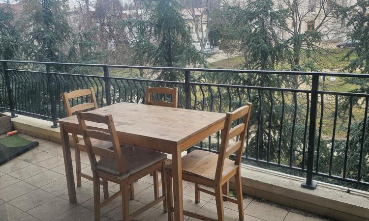 Terasa mare cu vedere catre Gradina Mitropoliei. Unirii 2 camere de vanzare