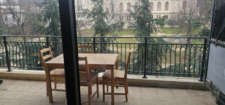 Terasa mare cu vedere catre Gradina Mitropoliei. Unirii 2 camere de vanzare