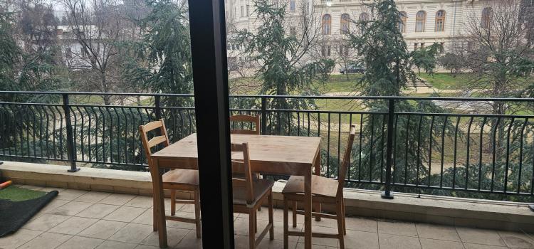 Terasa mare cu vedere catre Gradina Mitropoliei. Unirii 2 camere de vanzare