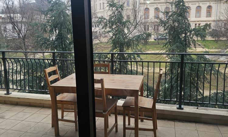 Terasa mare cu vedere catre Gradina Mitropoliei. Unirii 2 camere de vanzare