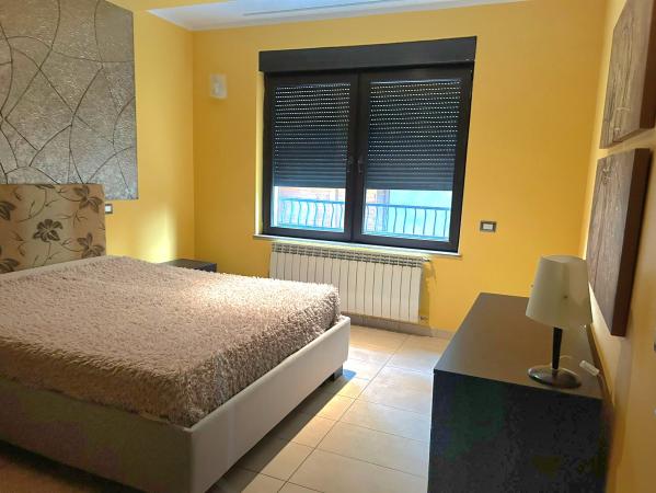 Terasa mare cu vedere catre Gradina Mitropoliei. Unirii 2 camere de vanzare