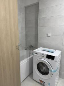 Nerva Traian- sediu comercial companie- 2 camere de inchiriat, imobil nou