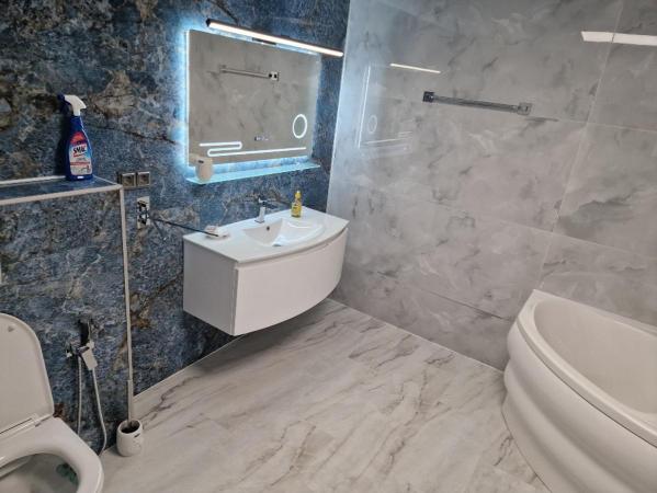 Piata Romana,  de inchiriat -5 camere, apartament nou in vila, parter, sect 1